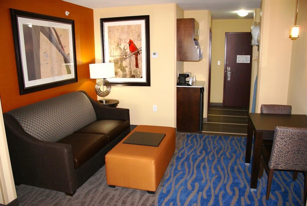 Holiday Inn Express & Suites St Louis Airport By Ihg Woodson Terrace Room photo