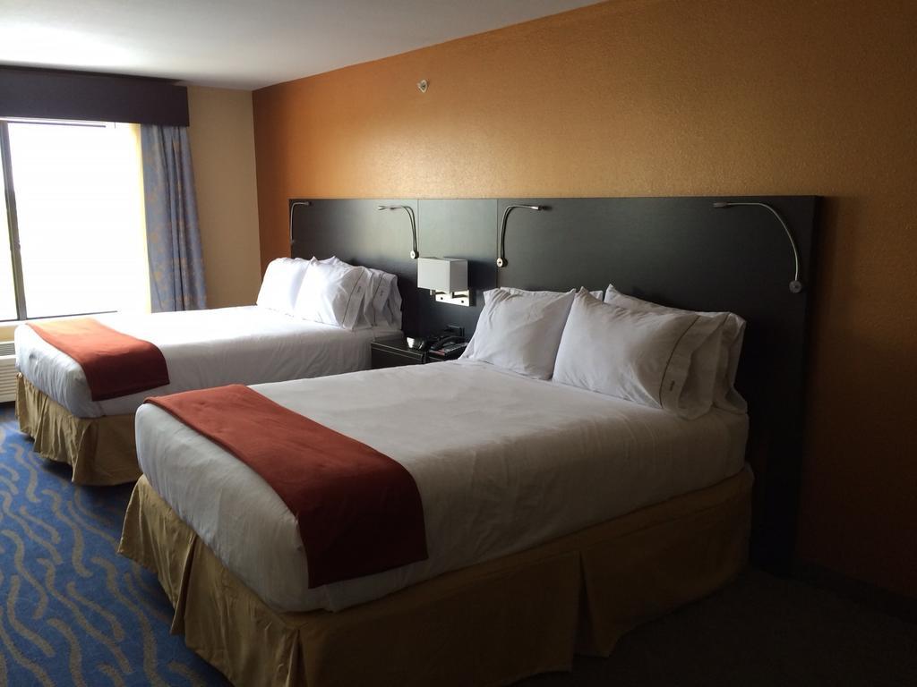 Holiday Inn Express & Suites St Louis Airport By Ihg Woodson Terrace Room photo